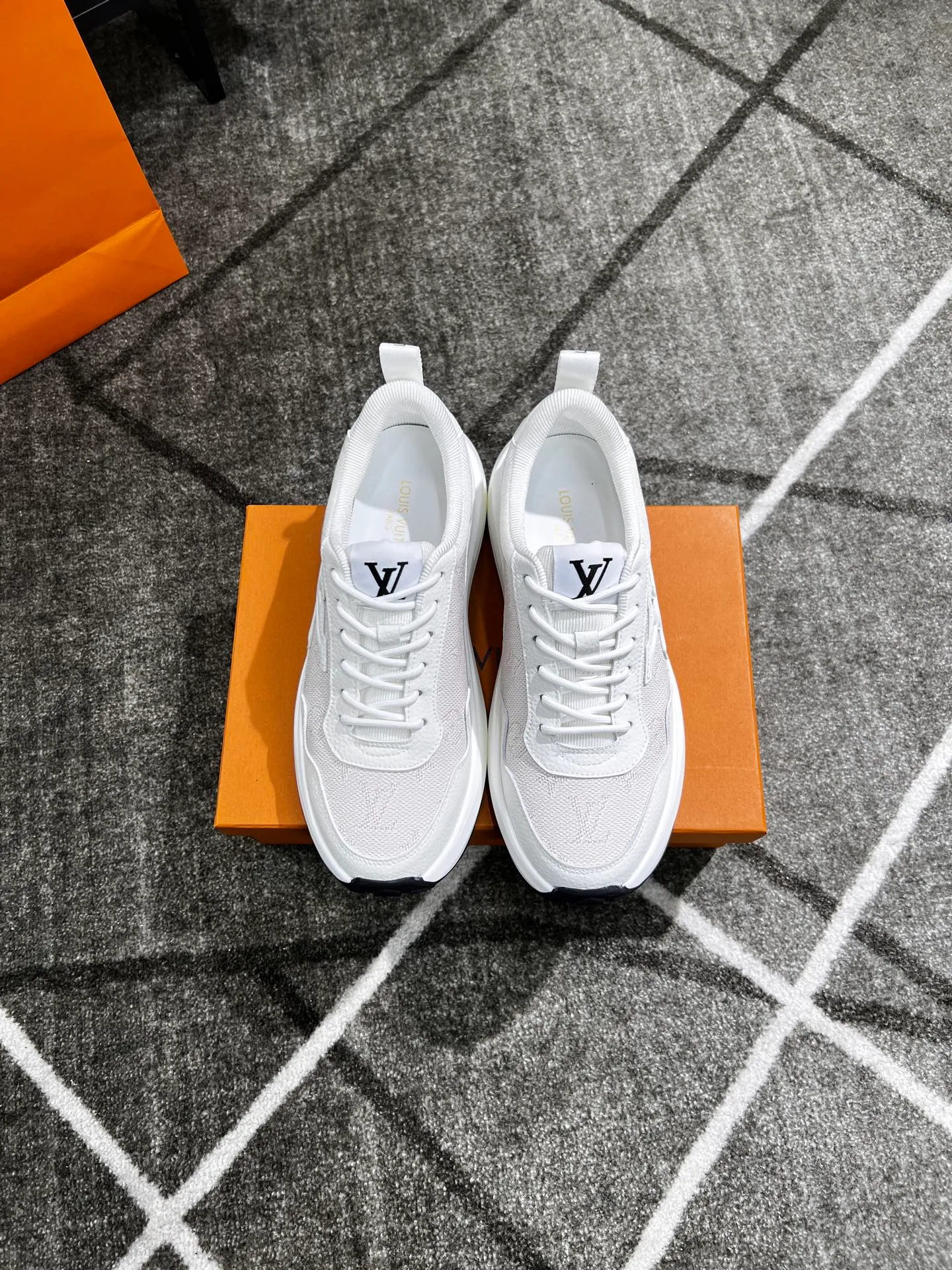 Factory price: 438 💰 LV new casual men's shoes 👉 👉 Fashionable and versatile, 💞 simple and elegant style, 🔊 made of imported cowhide, ☑️ breathable mesh lining, sheepskin feet, original wear-resistant rubber outsole, exclusive new style, actual shot, three colors available, code number: 38-44, (45 can be customized)
